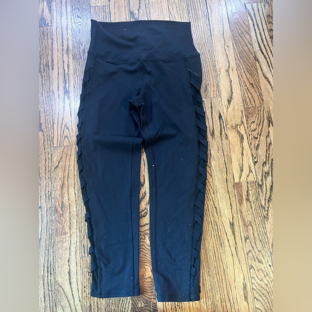 Alo cropped leggings with cross cross side mesh detailing. Size small.